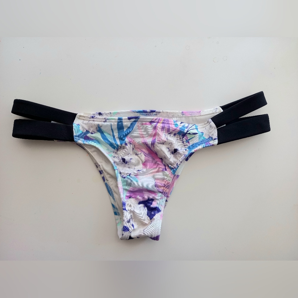 Victoria's Secret bikini bottoms, M